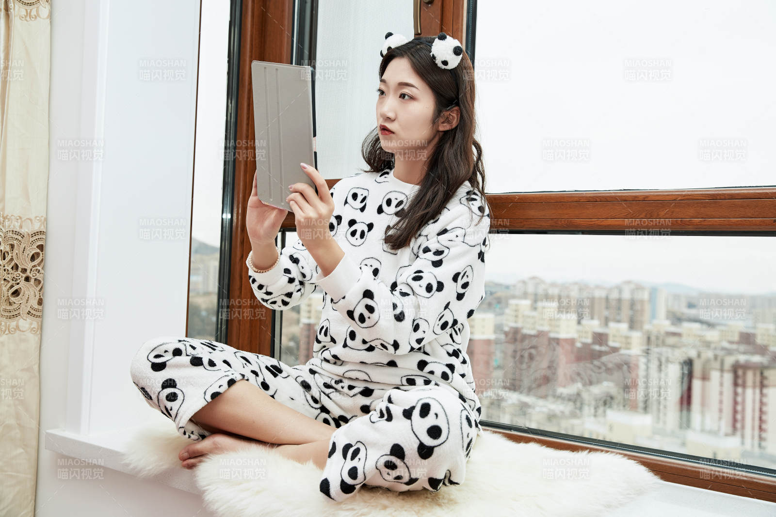 躺在舒適的飄窗上聽音樂追劇的亞洲少女