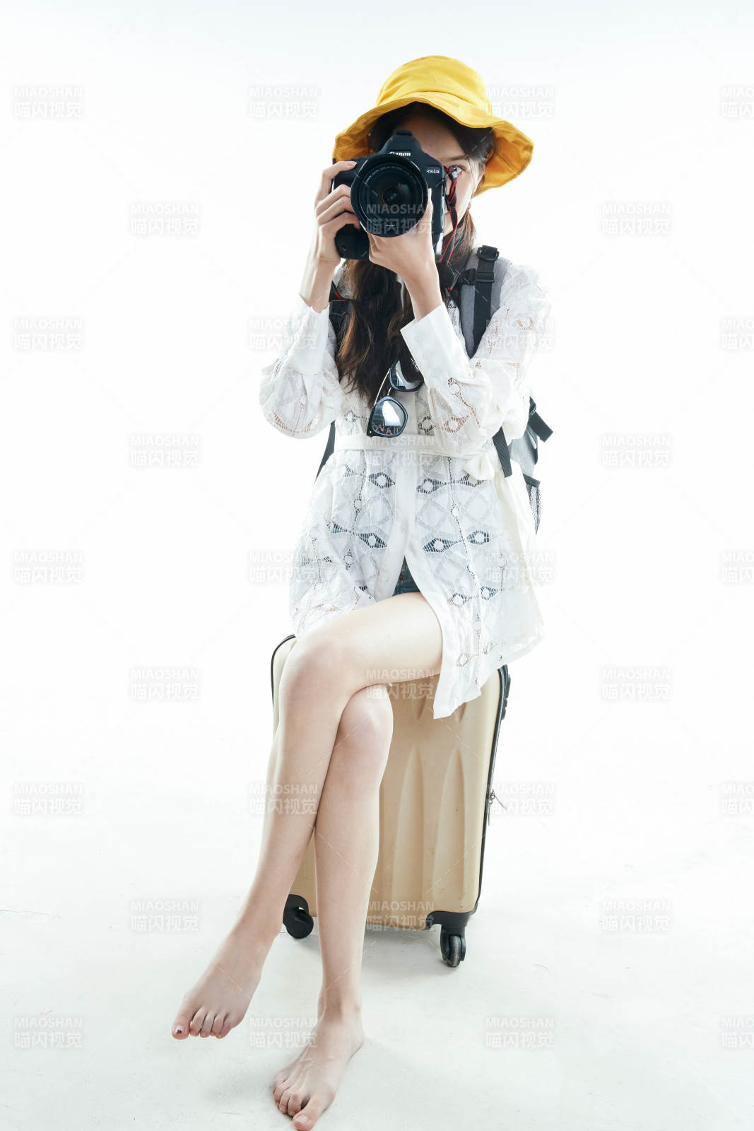 白色背景下准备出发旅行的美丽东方女大学生