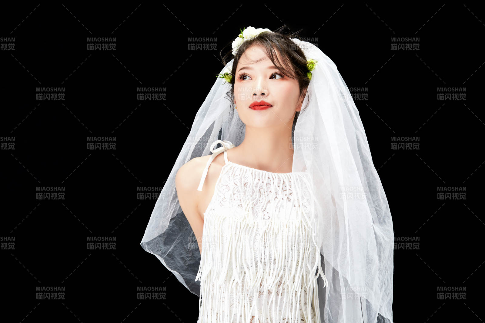 黑色背景下的美妝新娘彩妝人像