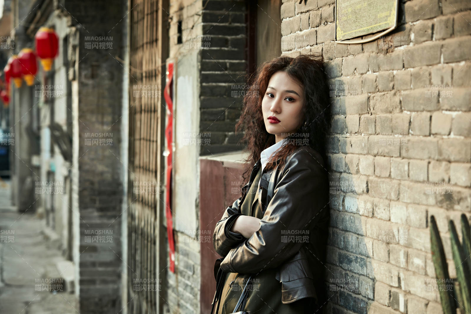 老舊城區里穿著復古港風的美麗清純少女