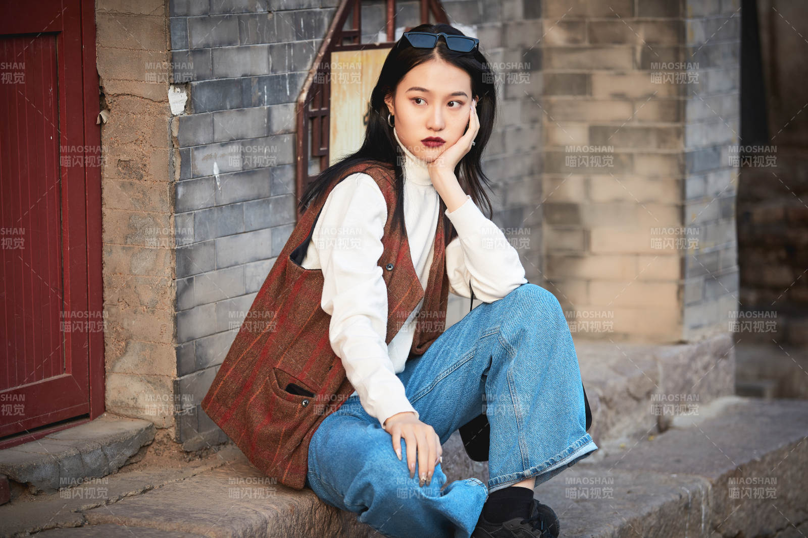 老舊城區里穿著復古港風的美麗清純少女