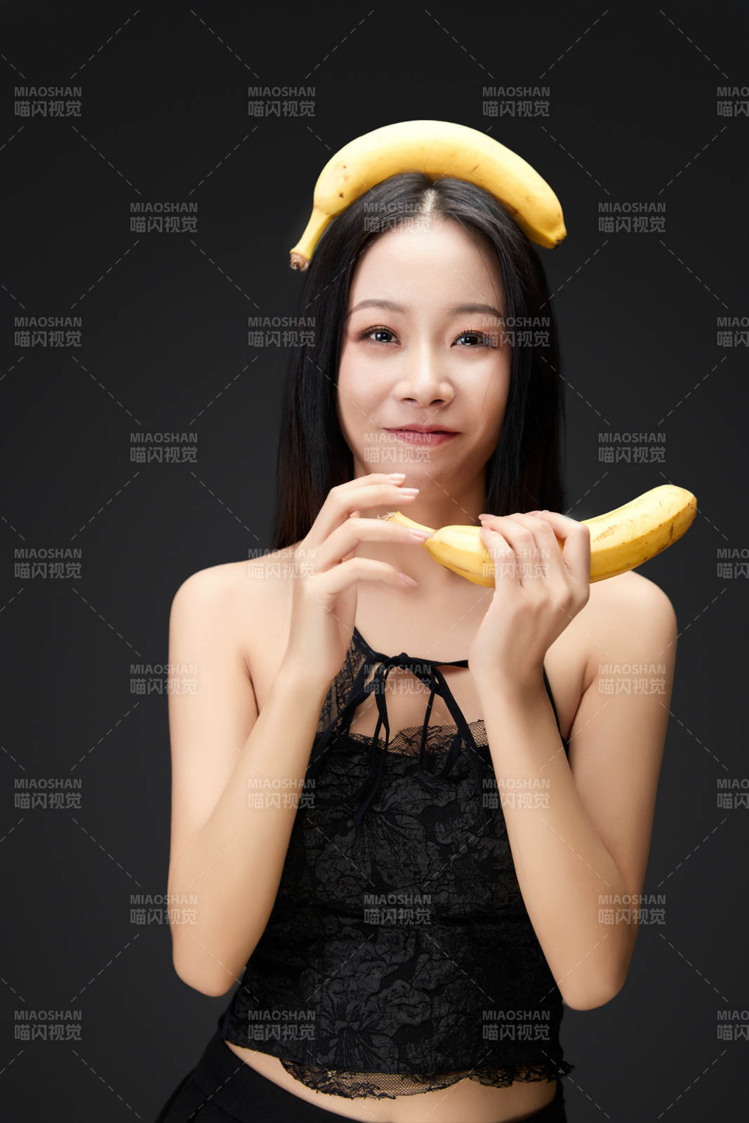 吃水果的亞洲東方長發(fā)少女