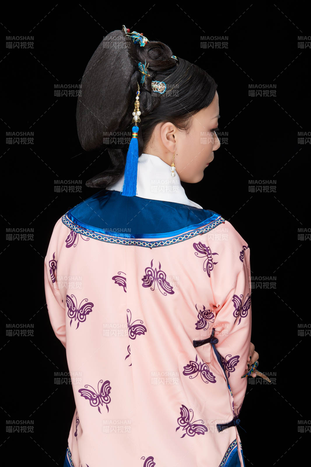 黑色背景下的清代女性古裝造型清朝古裝