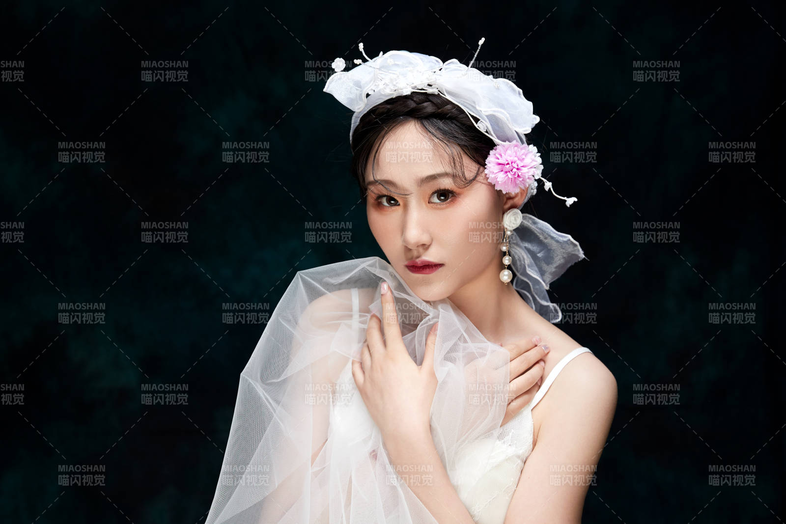 黑色背景下的女性復(fù)古婚紗妝面