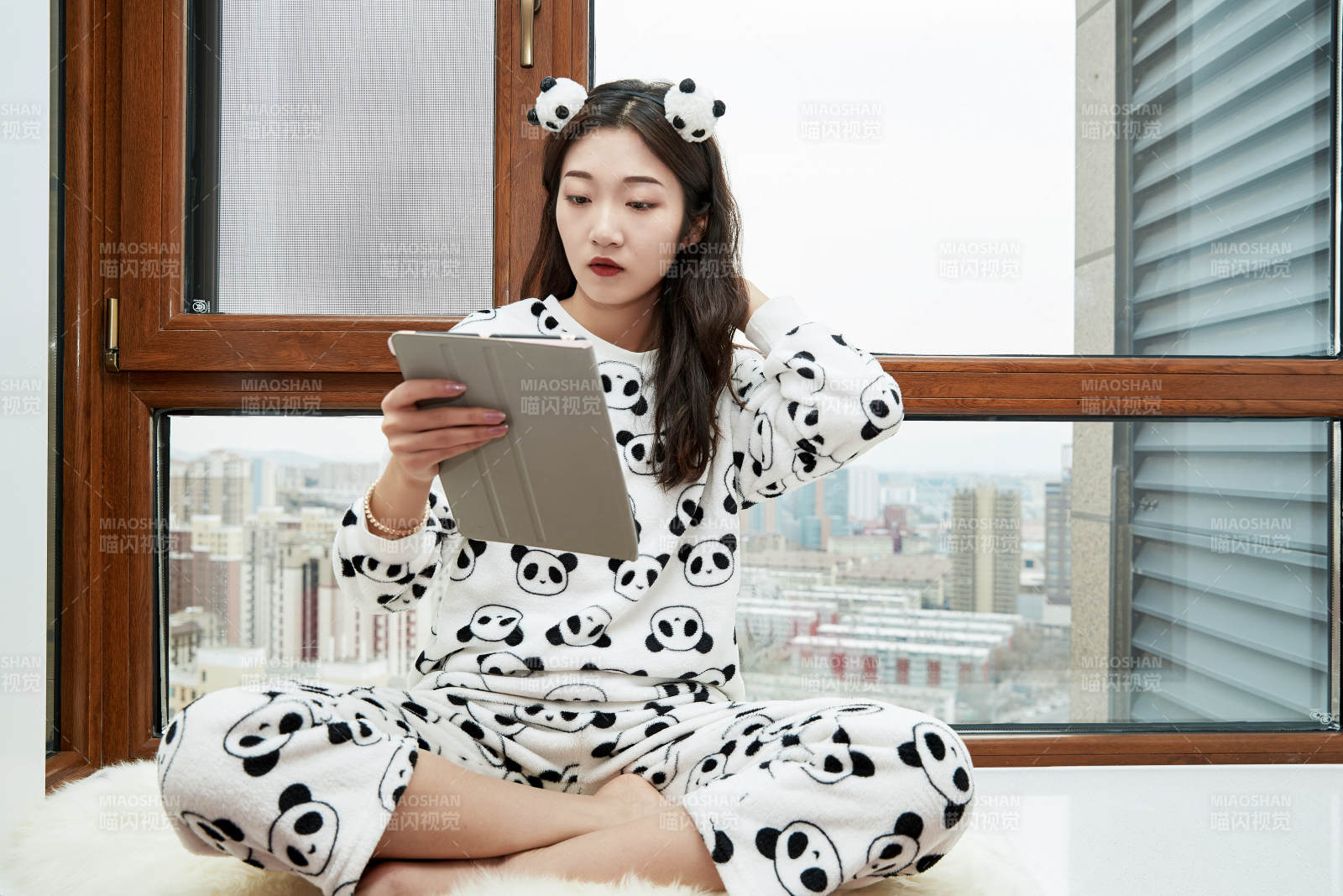 躺在舒適的飄窗上聽音樂追劇的亞洲少女