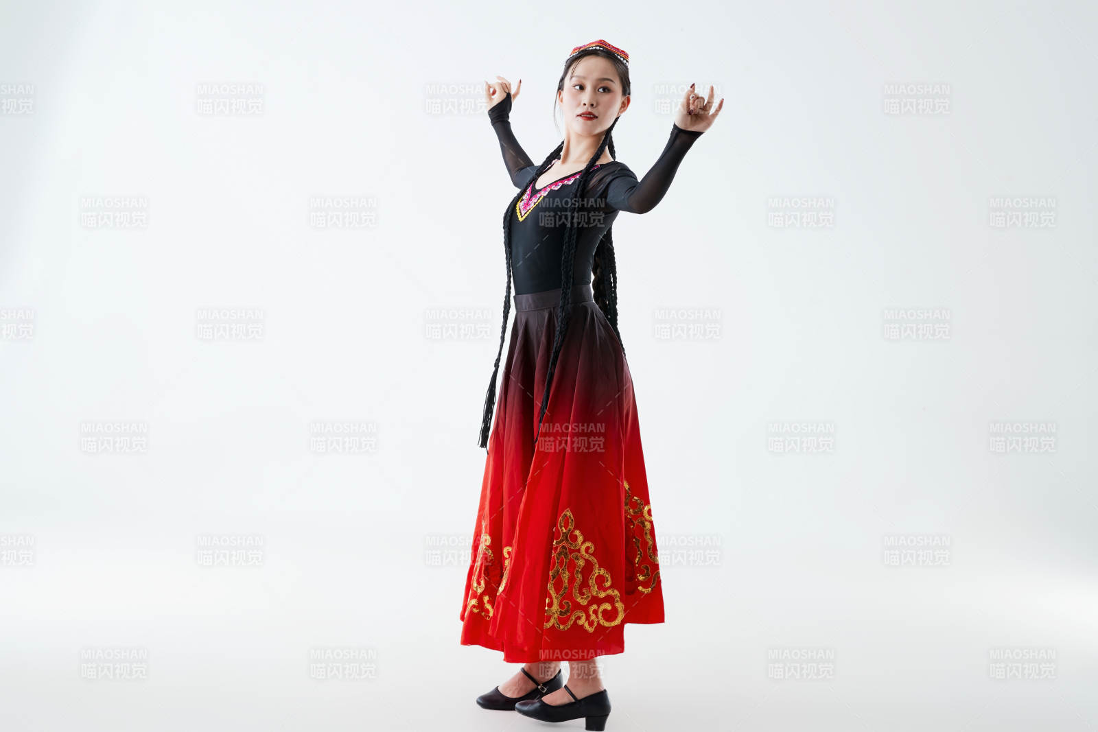 穿著新疆維吾爾族服飾跳舞的少女