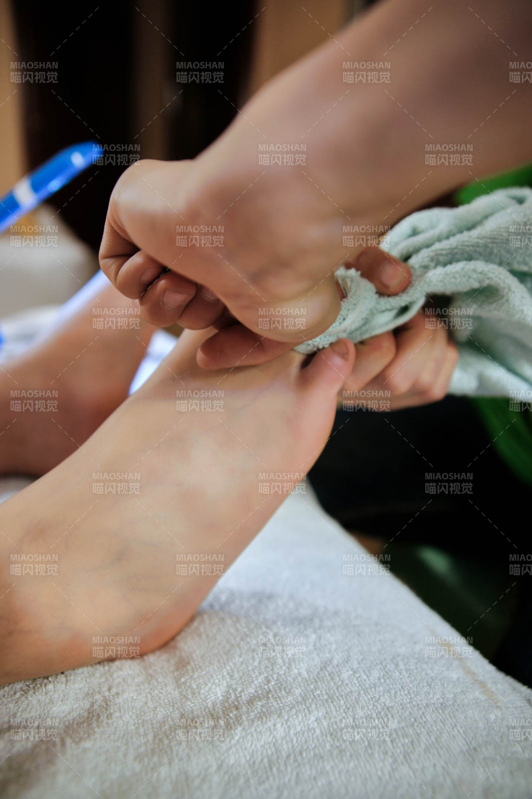 手法專業的足療技師為客人修腳