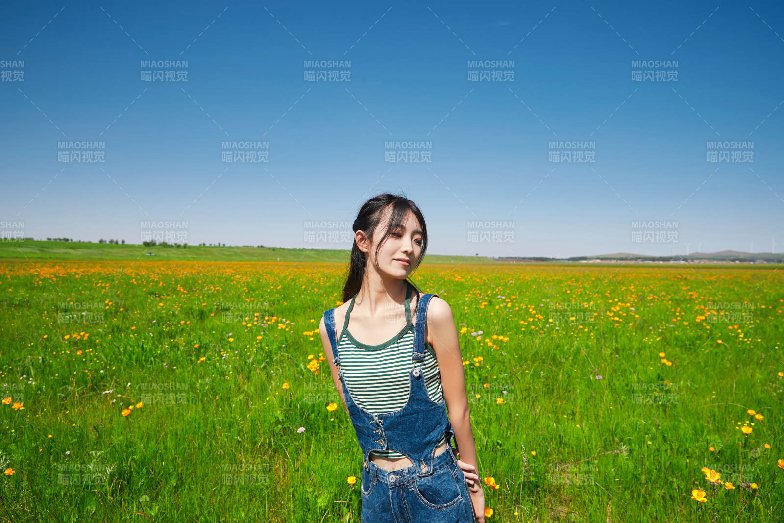 盛夏在草原濕地公園游玩的姑娘