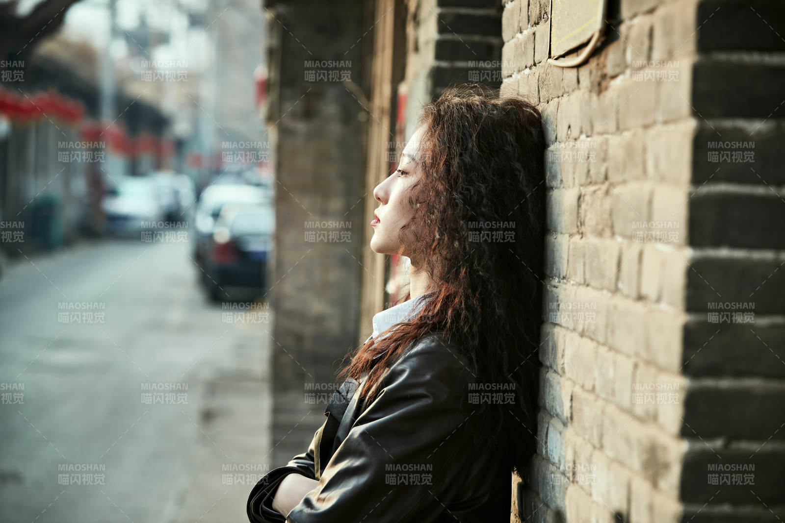 老舊城區里穿著復古港風的美麗清純少女