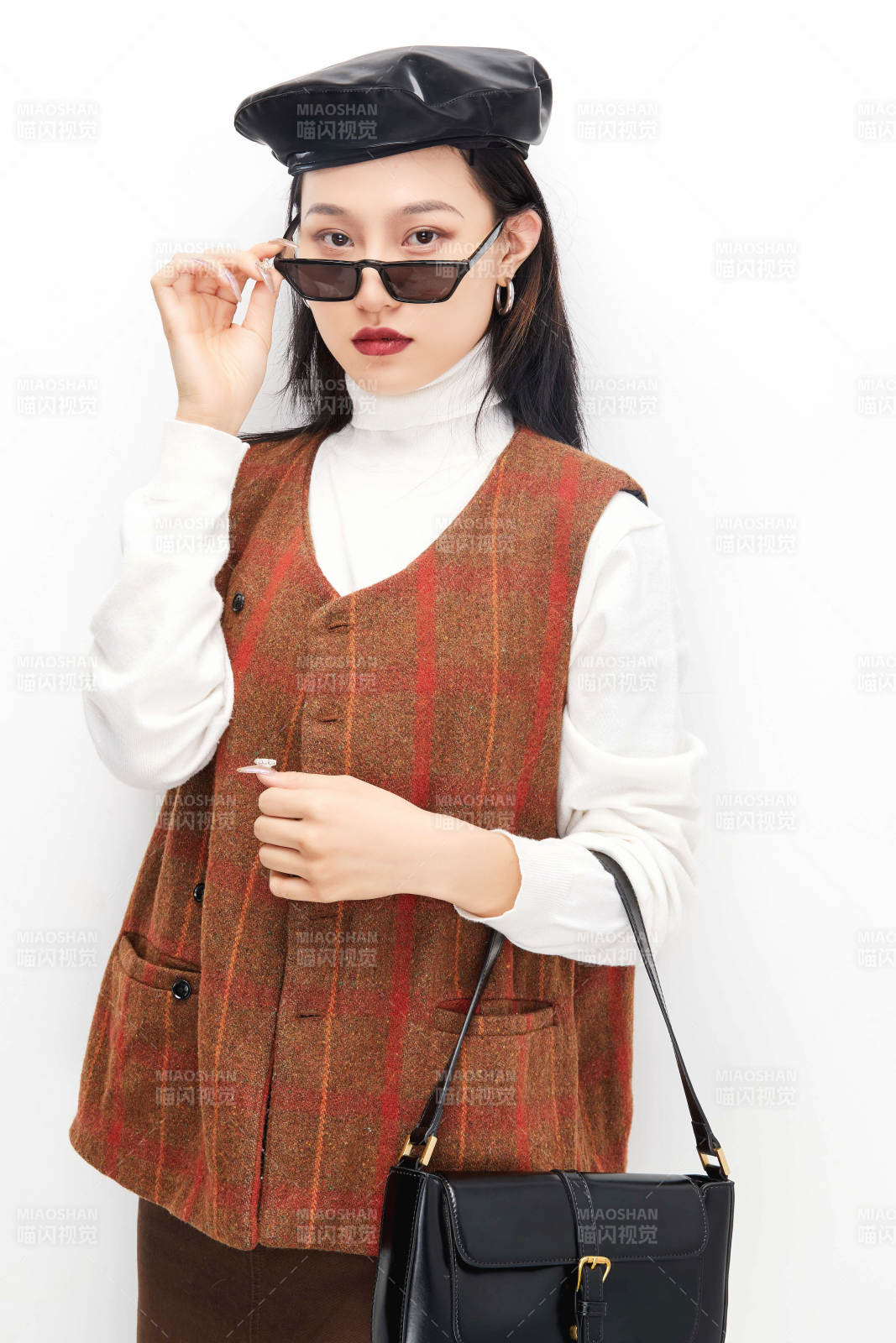 身穿復古服裝的亞洲少女人像