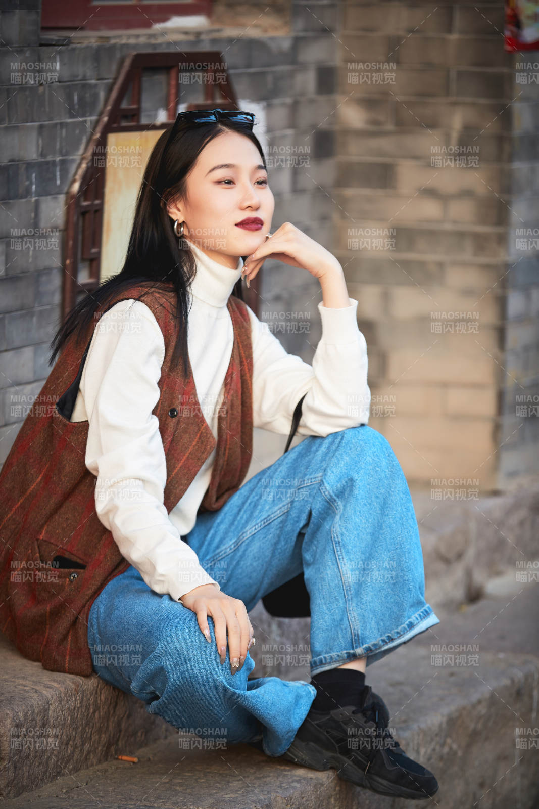 老舊城區里穿著復古港風的美麗清純少女