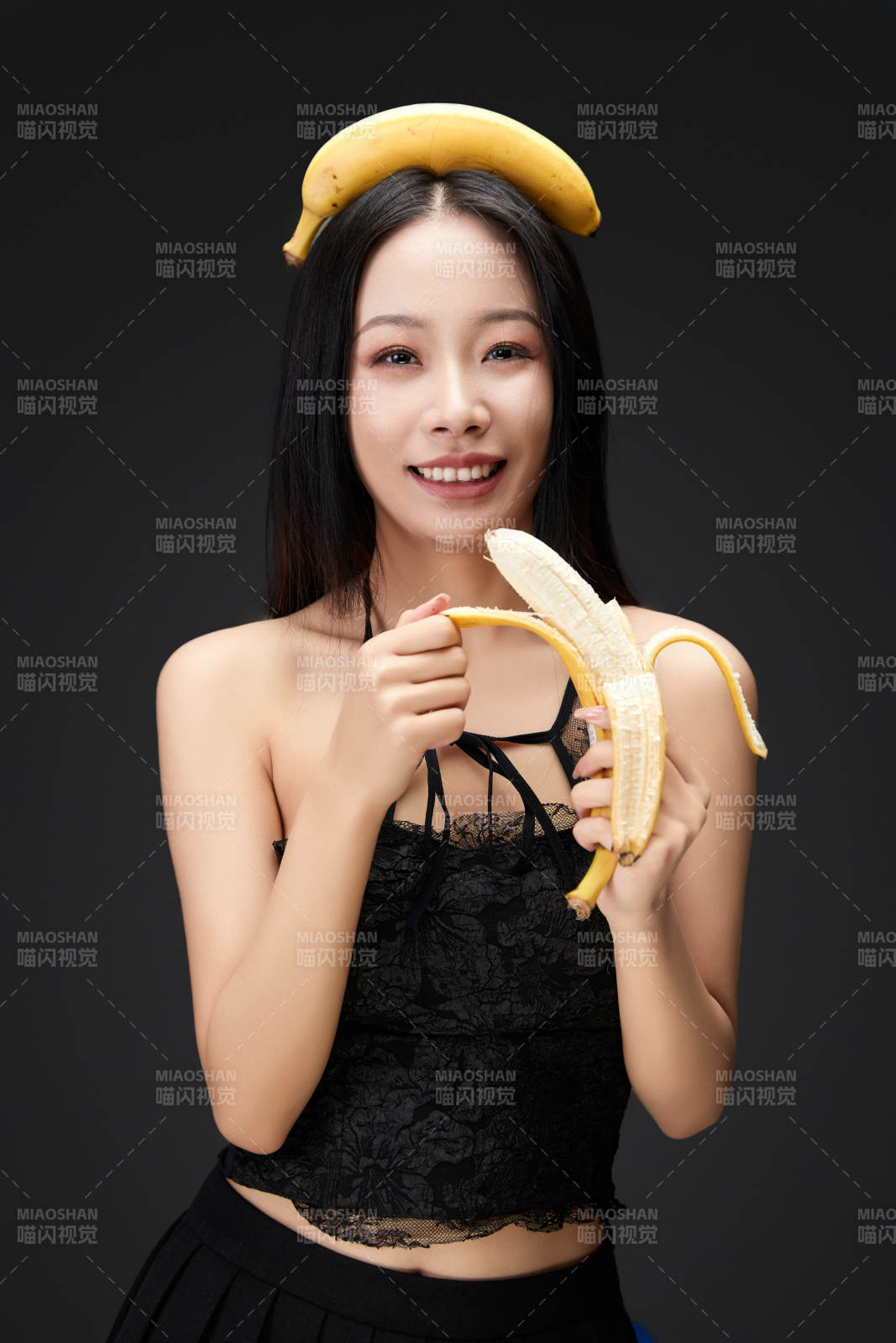 吃水果的亞洲東方長發少女