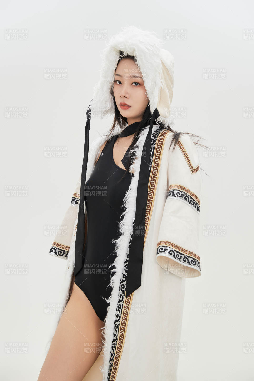 身穿混搭風格蒙族服飾的美女