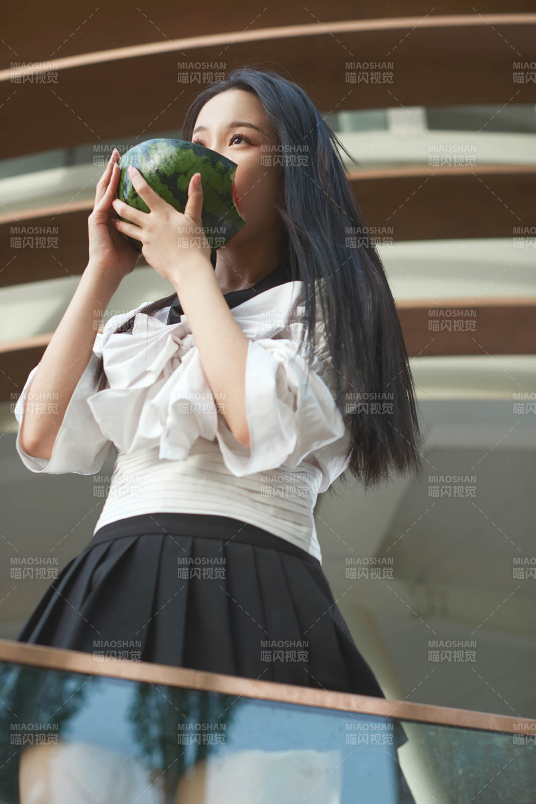 初夏戶外公園吃西瓜的可愛少女