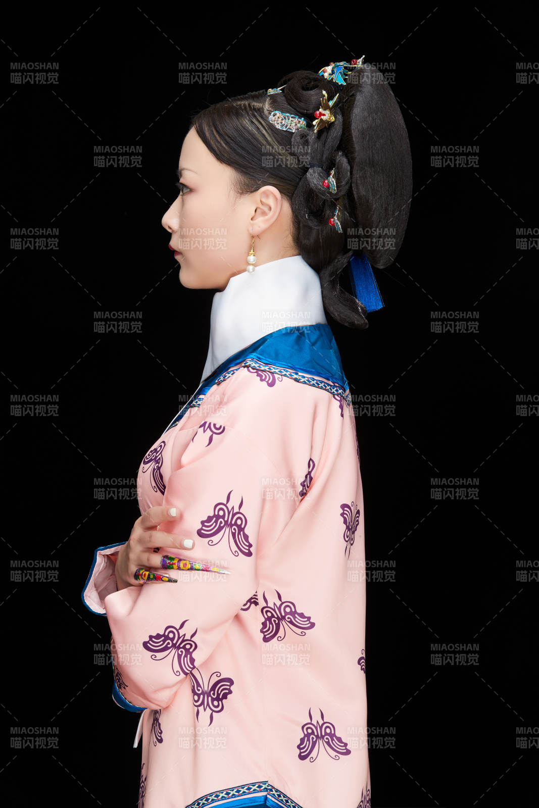 黑色背景下的清代女性古裝造型清朝古裝