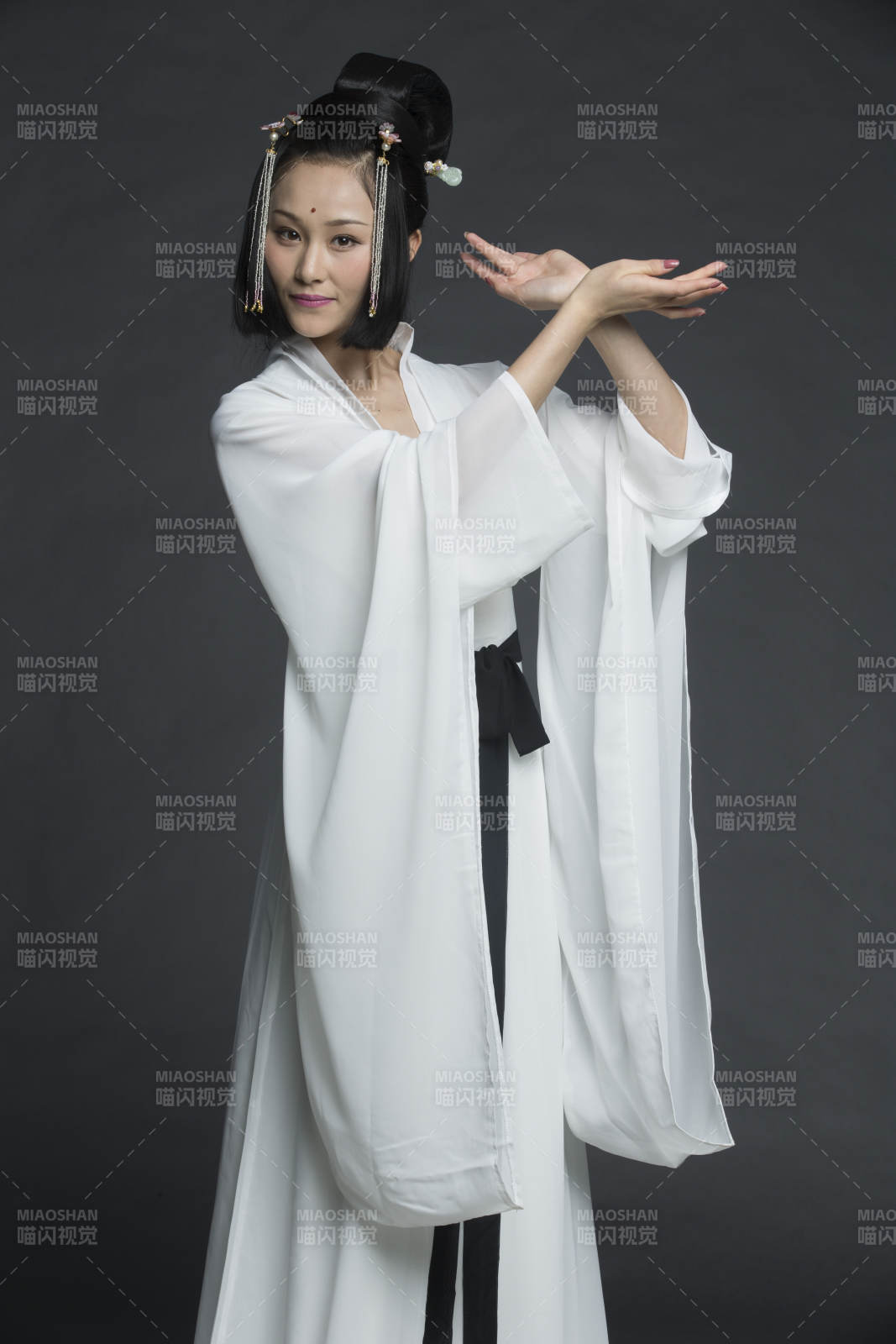 身穿古裝的漢服女性人像漢服影棚拍攝