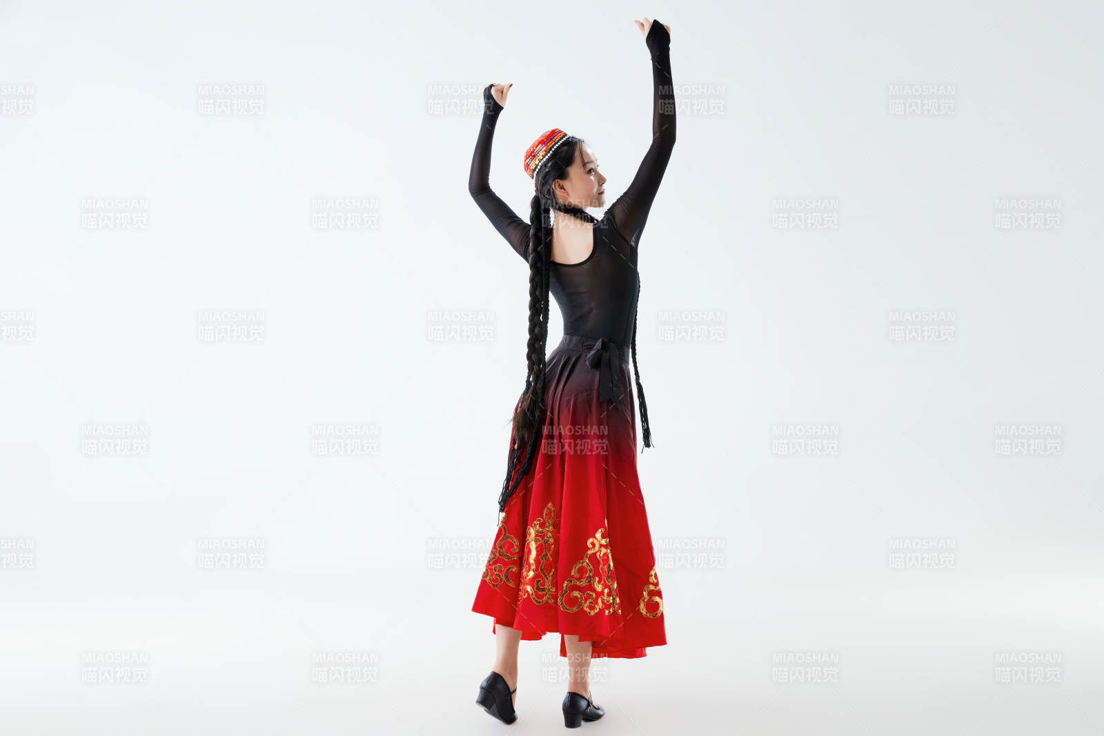 穿著新疆維吾爾族服飾跳舞的少女