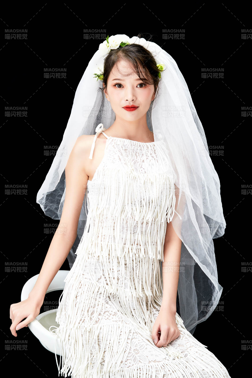 黑色背景下的美妝新娘彩妝人像