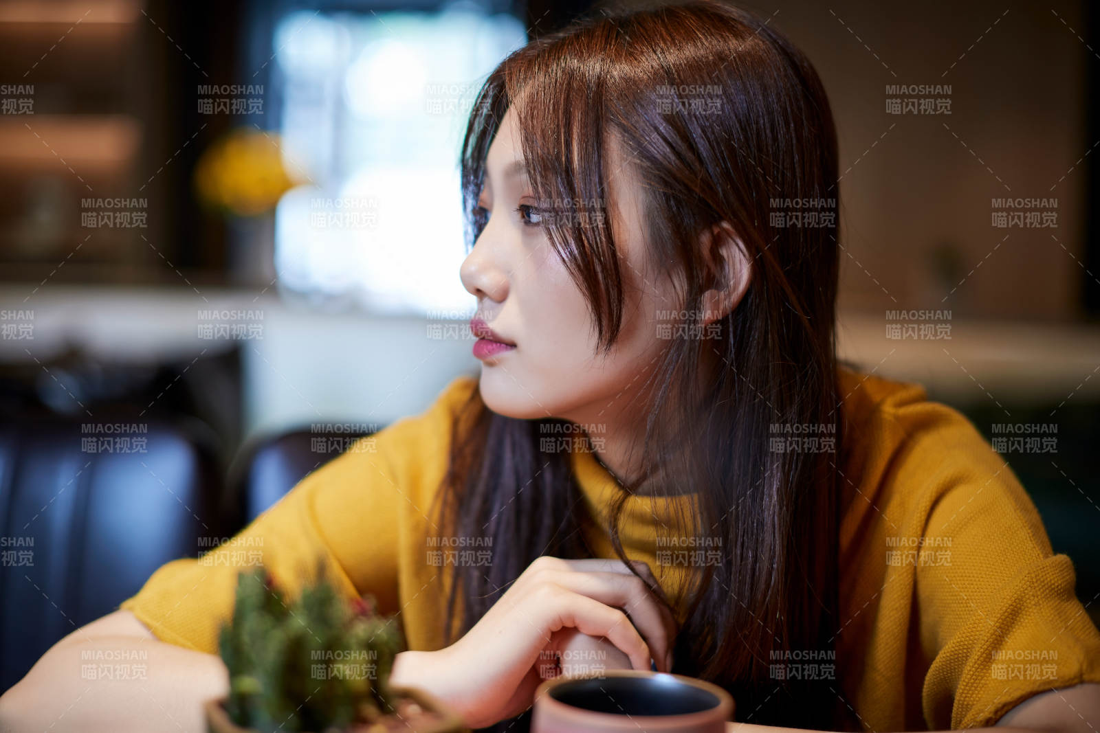 在圖書咖啡館閱讀書籍的少女