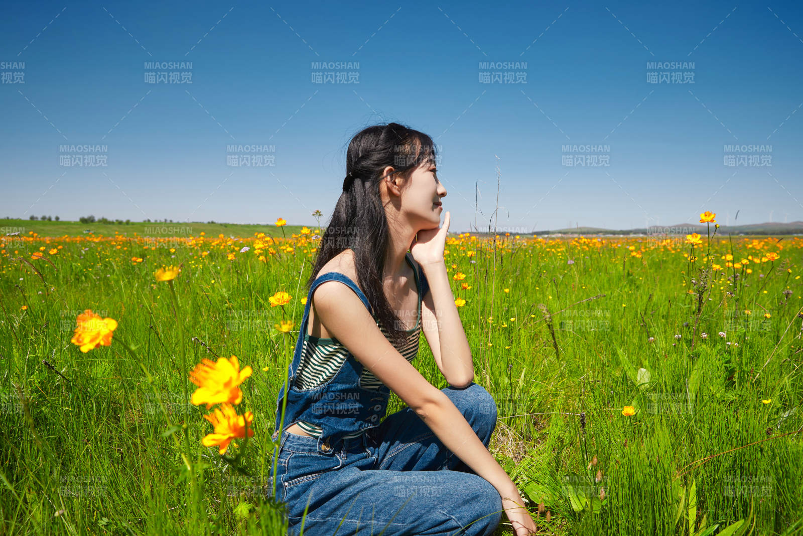 盛夏在草原濕地公園游玩的姑娘