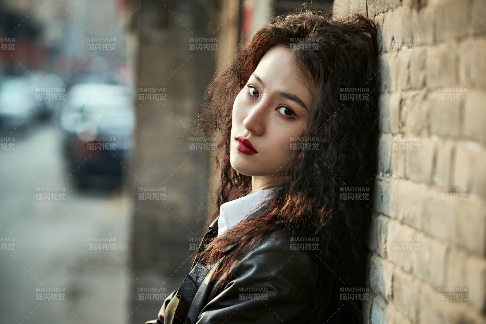 老舊城區里穿著復古港風的美麗清純少女