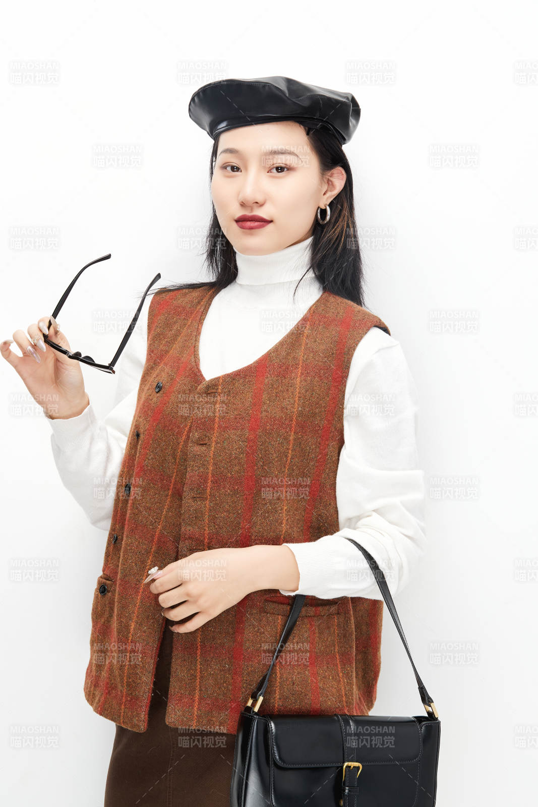 身穿復古服裝的亞洲少女人像