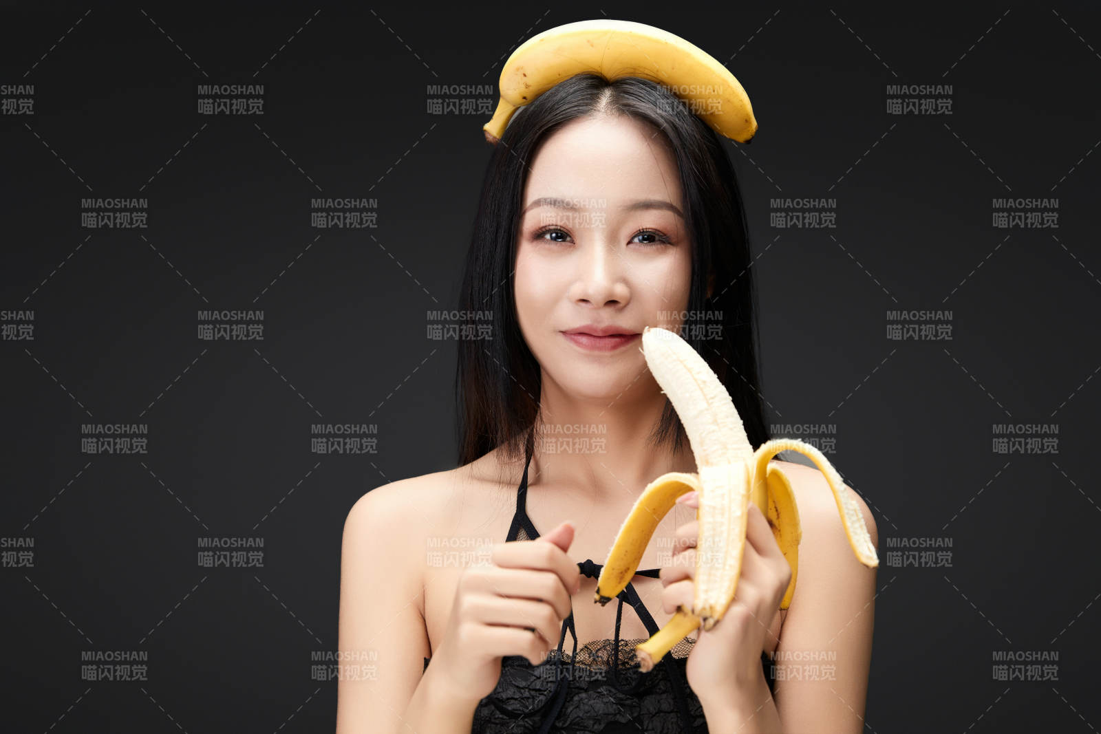 吃水果的亞洲東方長發少女