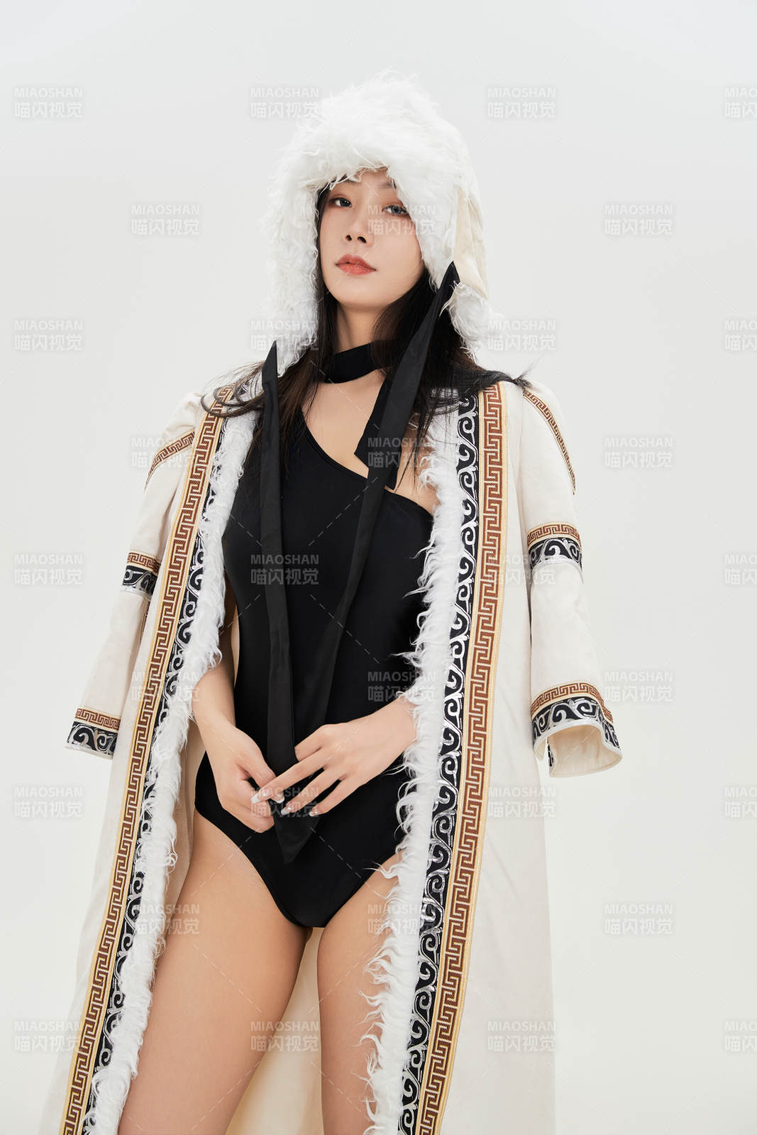 身穿混搭風格蒙族服飾的美女