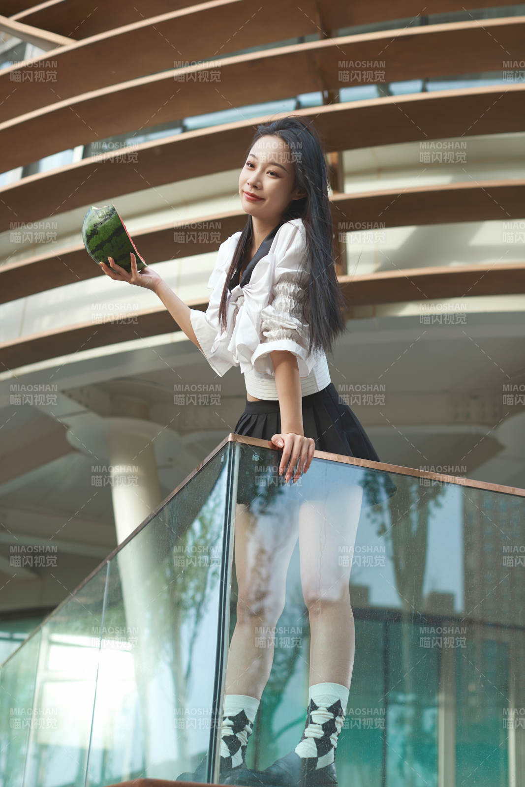 初夏戶外公園吃西瓜的可愛少女