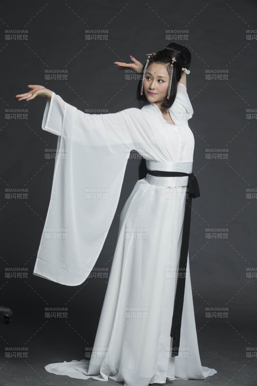 身穿古裝的漢服女性人像漢服影棚拍攝