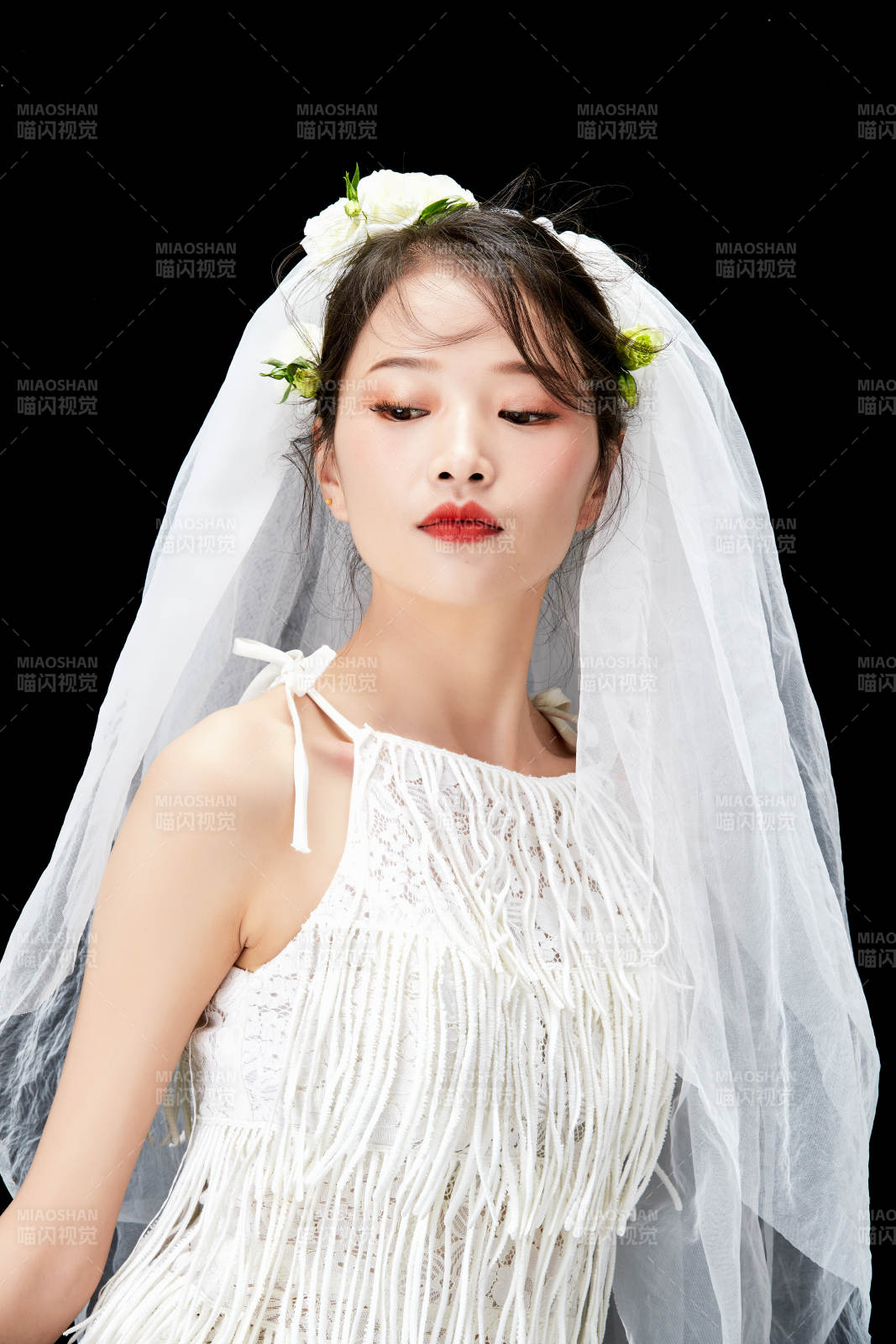 黑色背景下的美妝新娘彩妝人像