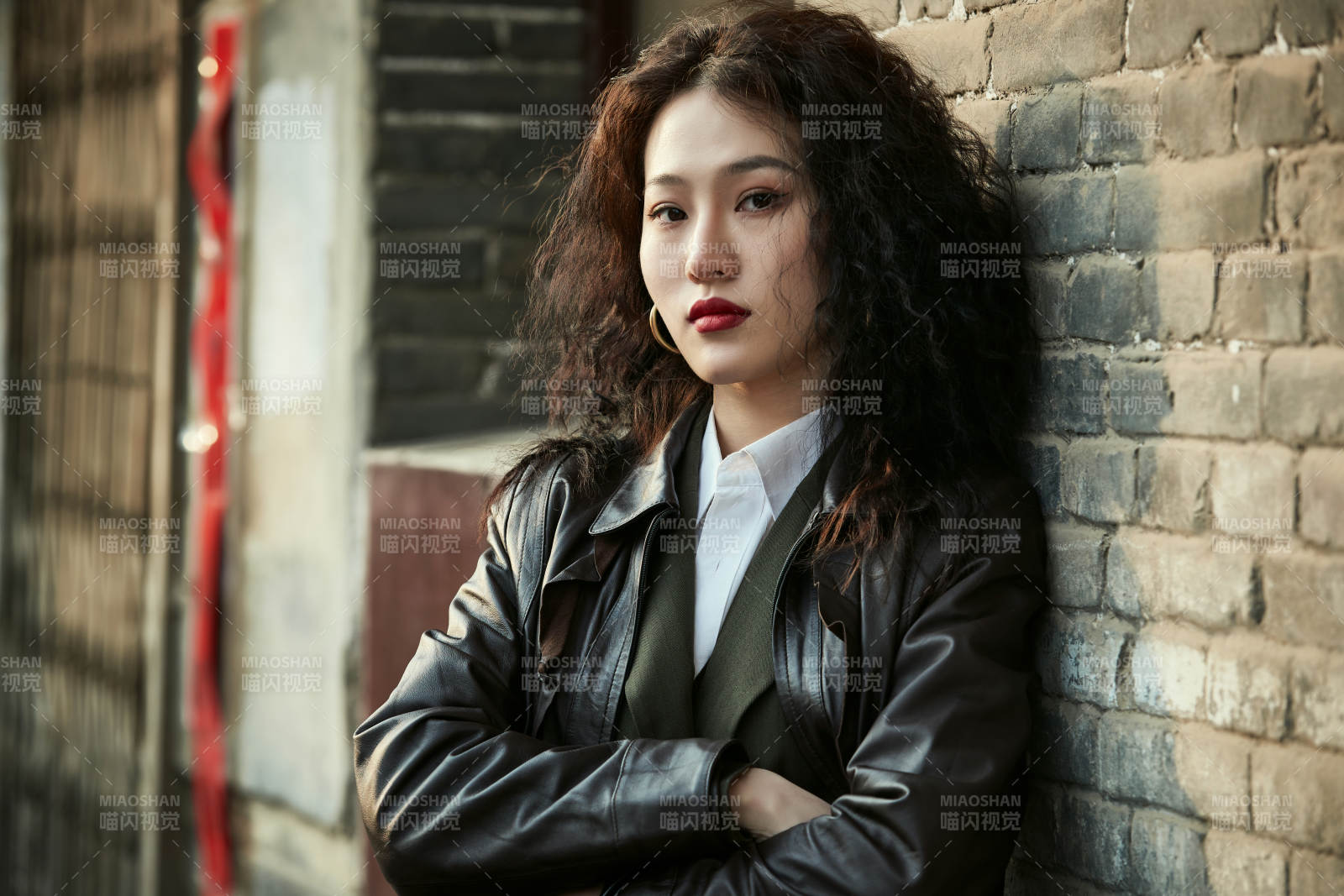 老舊城區(qū)里穿著復(fù)古港風(fēng)的美麗清純少女