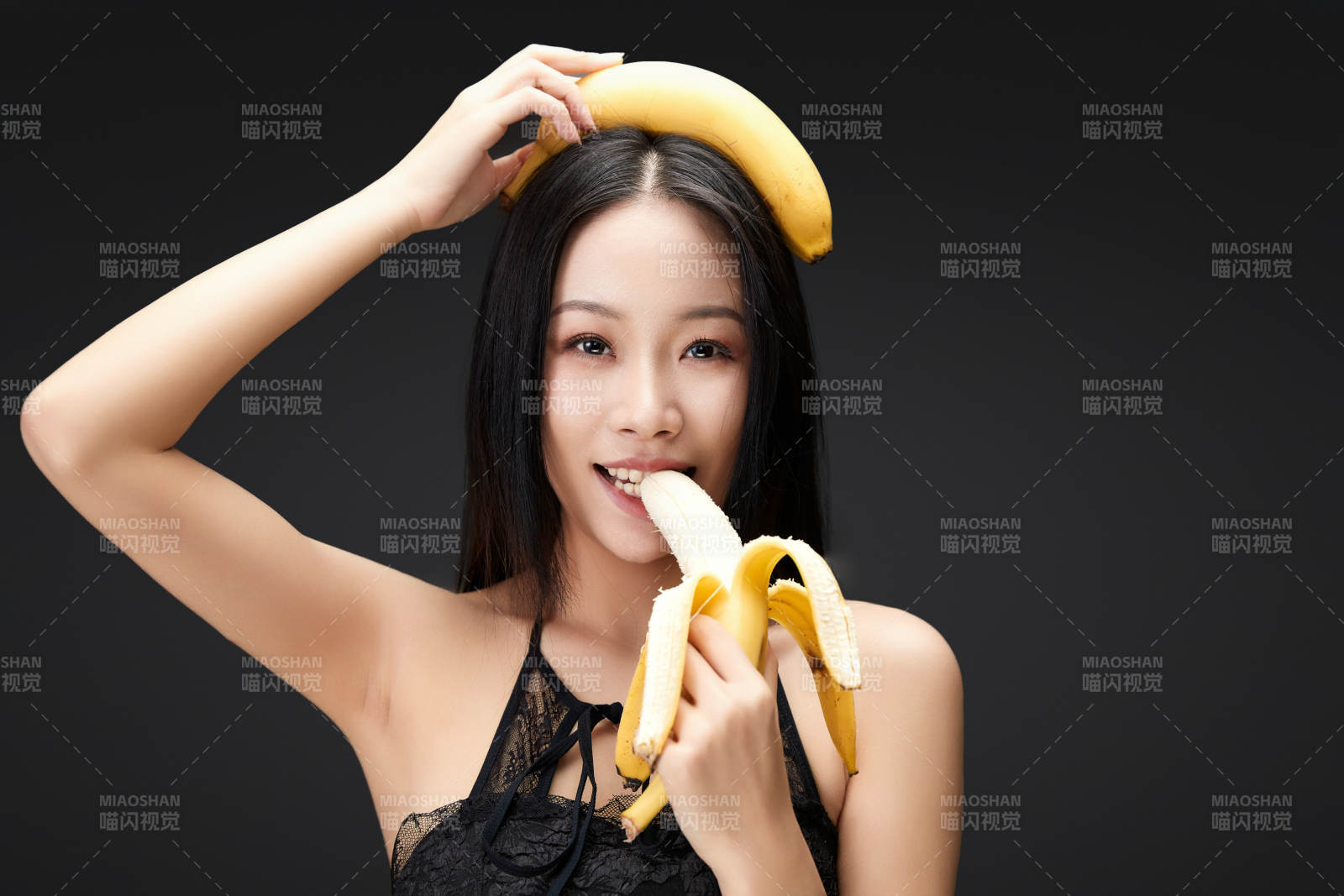 吃水果的亞洲東方長發少女