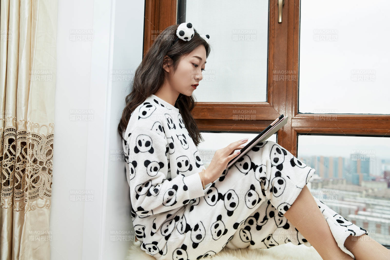 躺在舒適的飄窗上聽音樂追劇的亞洲少女