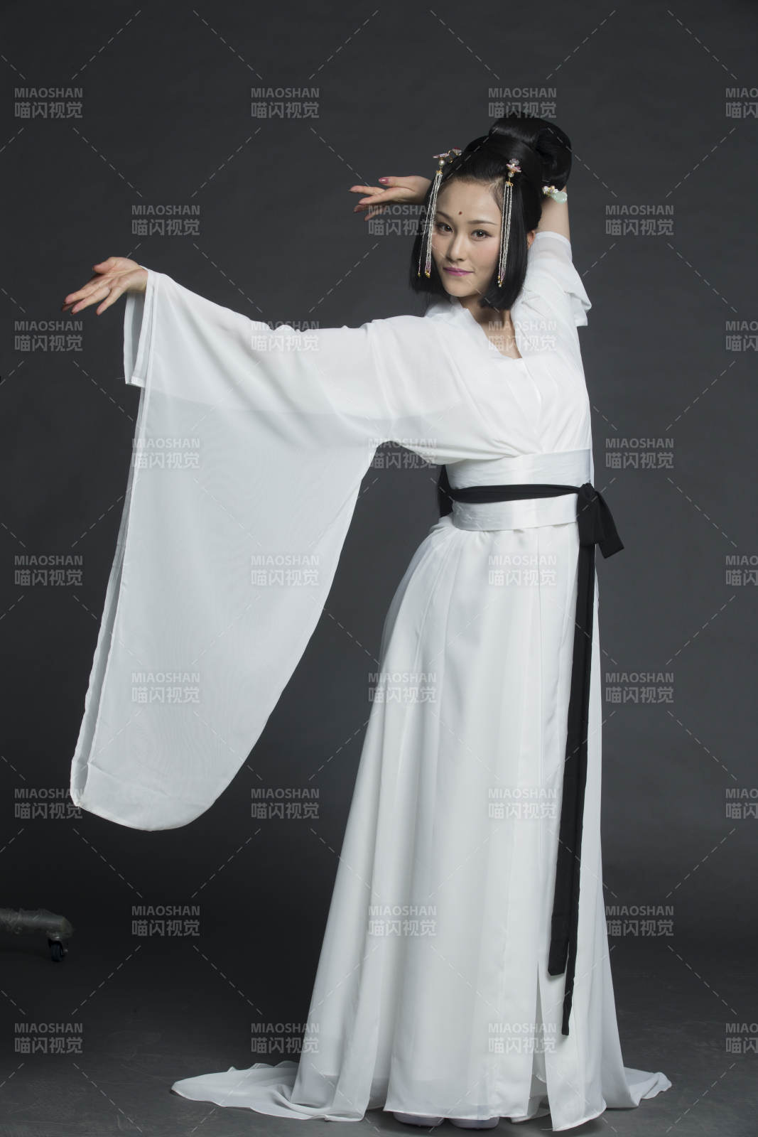 身穿古裝的漢服女性人像漢服影棚拍攝