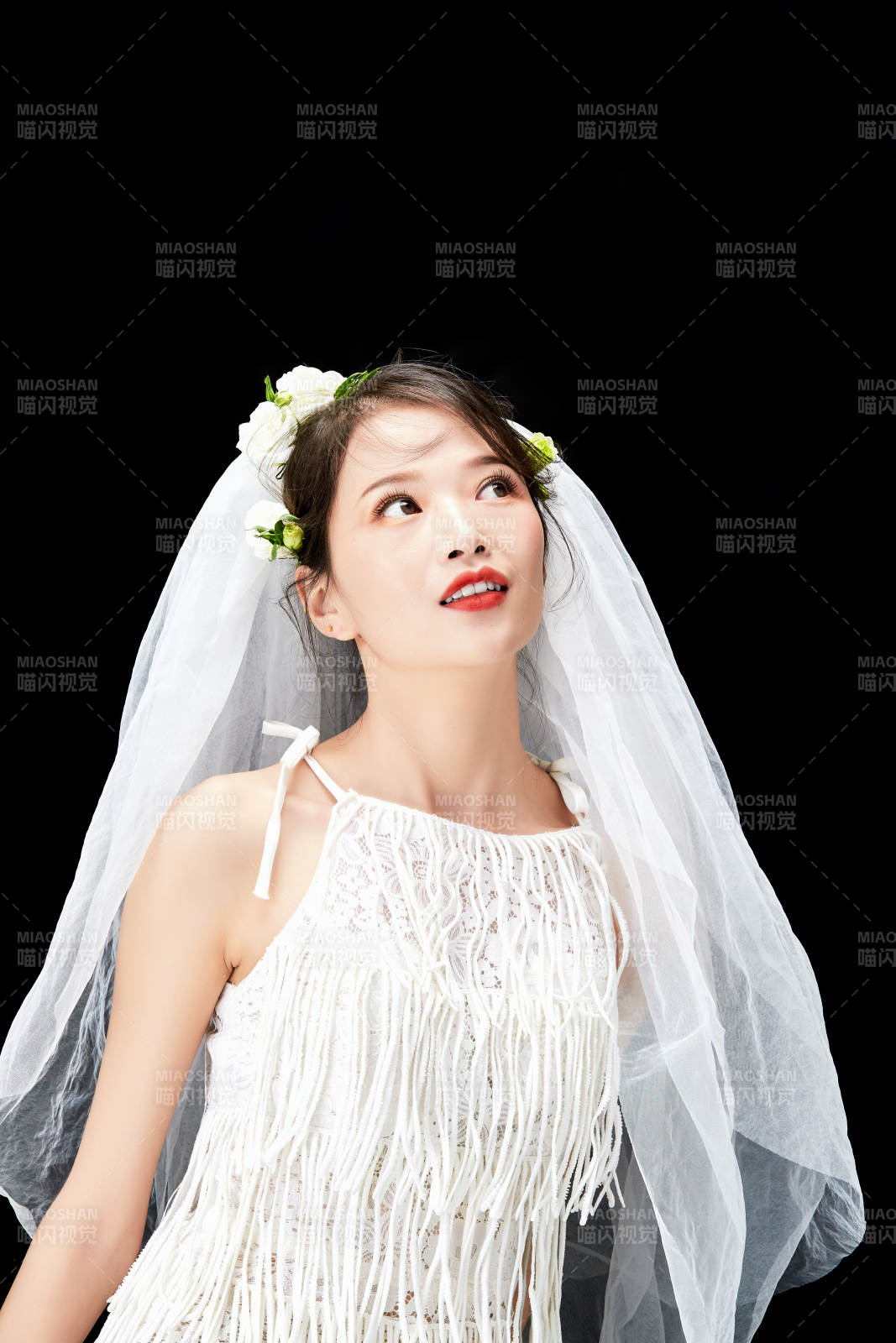 黑色背景下的美妝新娘彩妝人像