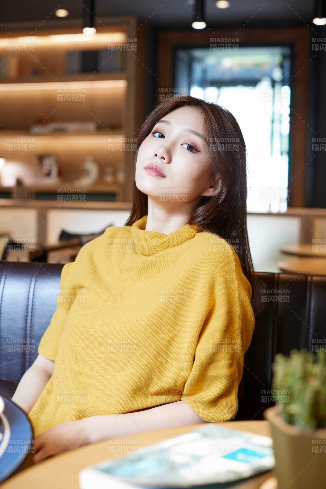 在圖書咖啡館閱讀書籍的少女