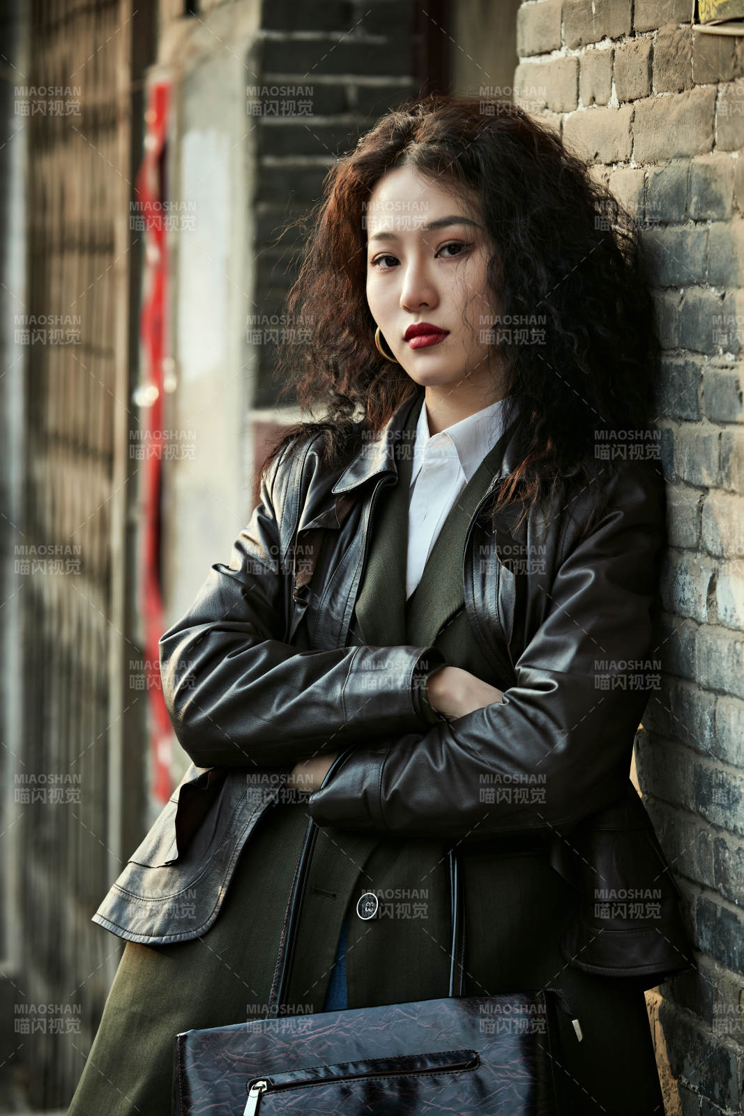 老舊城區里穿著復古港風的美麗清純少女