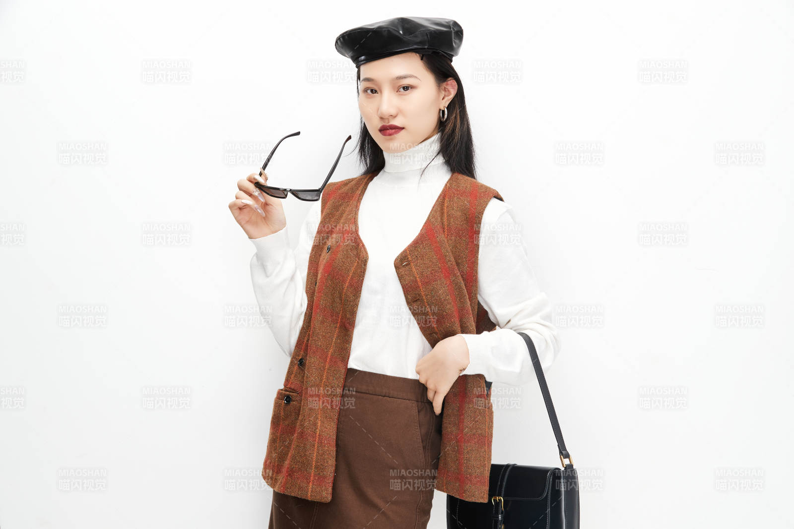 身穿復古服裝的亞洲少女人像