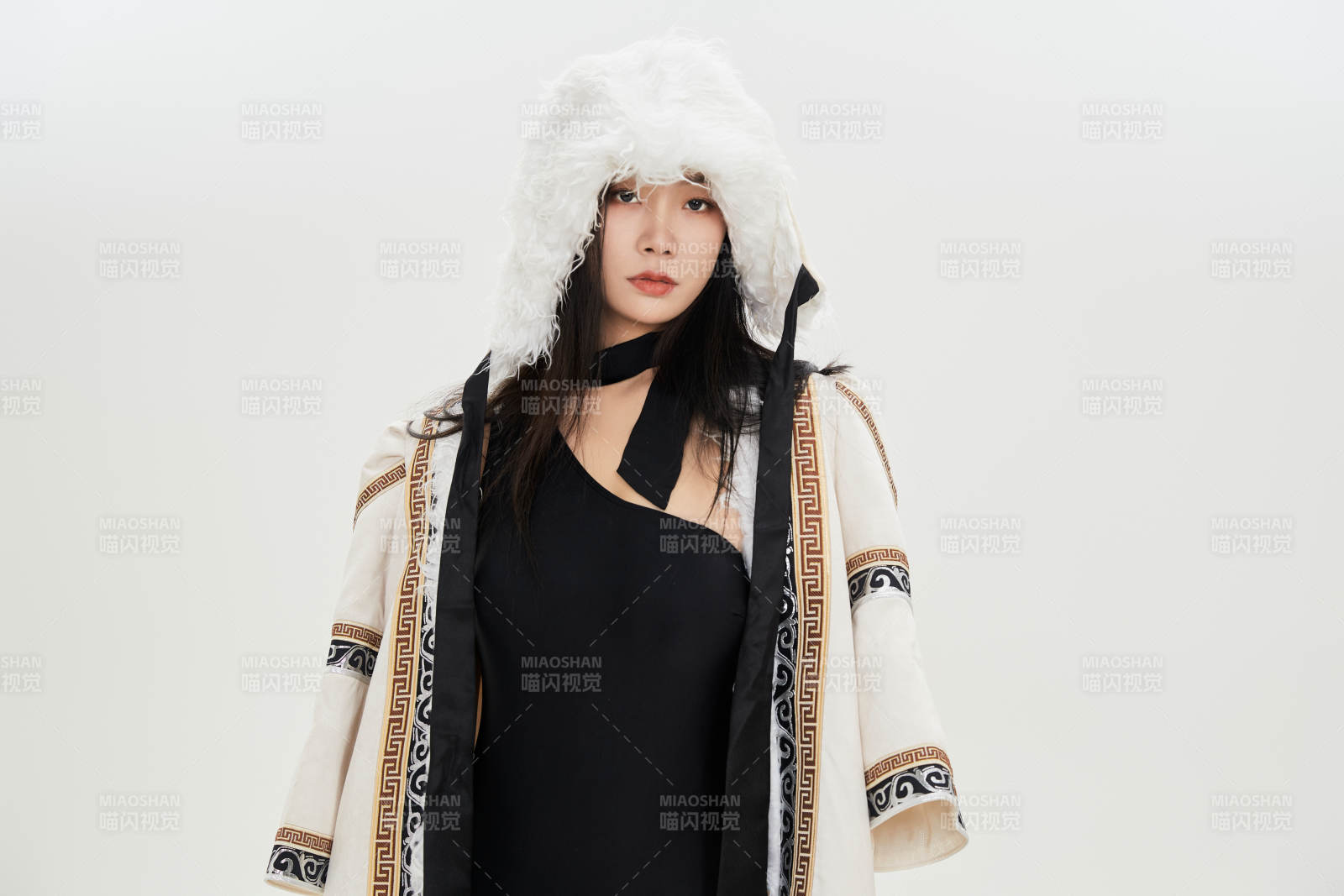 身穿混搭風格蒙族服飾的美女