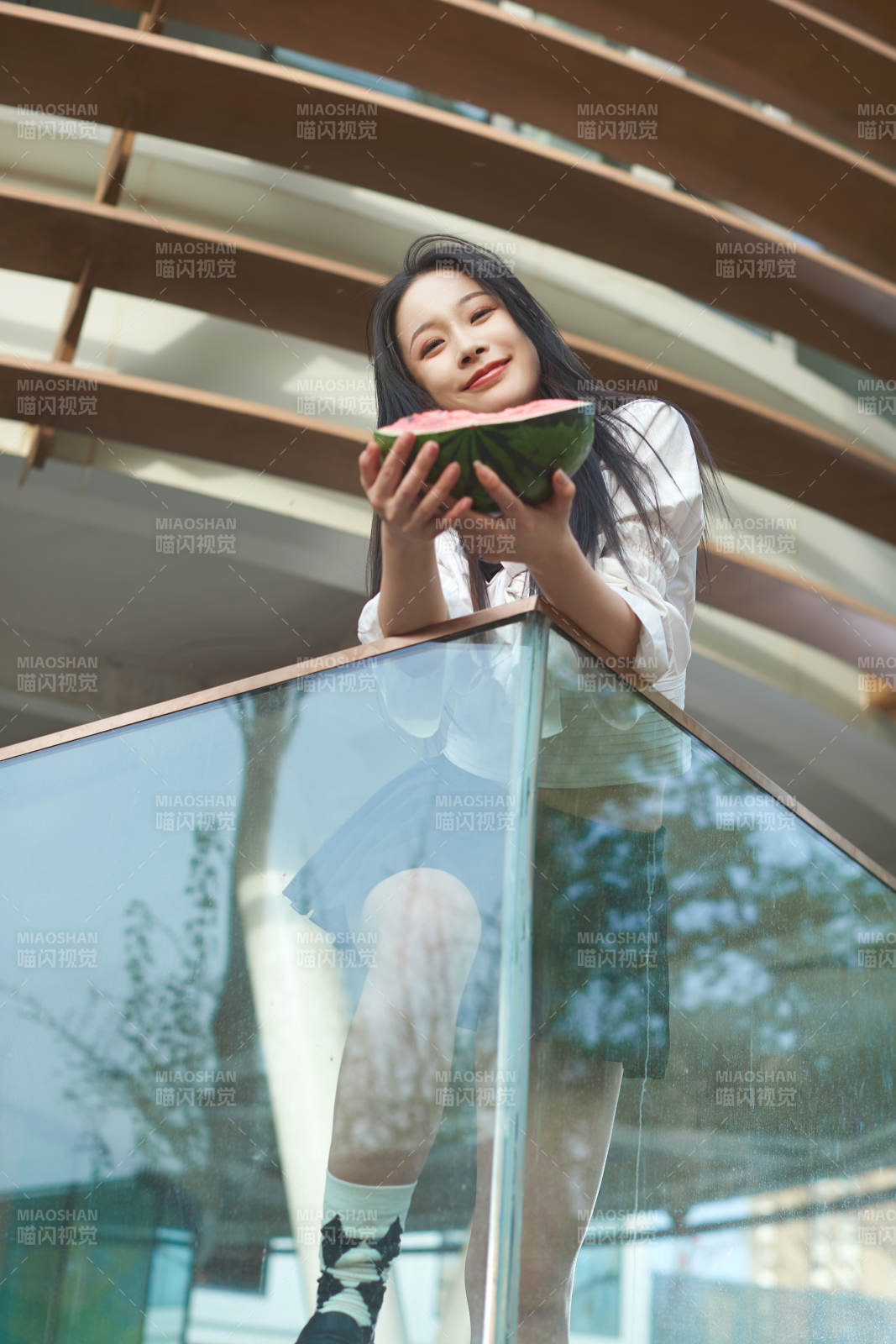 初夏戶外公園吃西瓜的可愛少女
