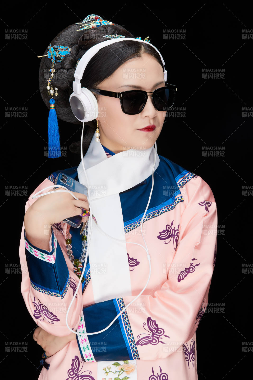 黑色背景下的清代女性古裝造型清朝古裝