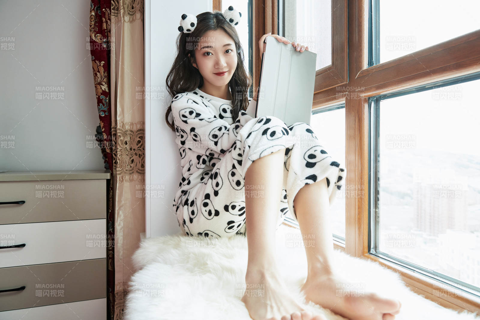 躺在舒適的飄窗上聽音樂追劇的亞洲少女