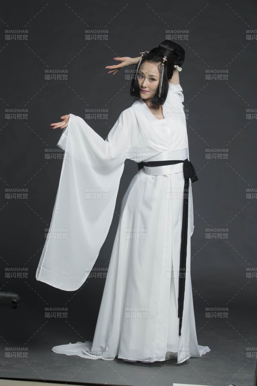 身穿古裝的漢服女性人像漢服影棚拍攝