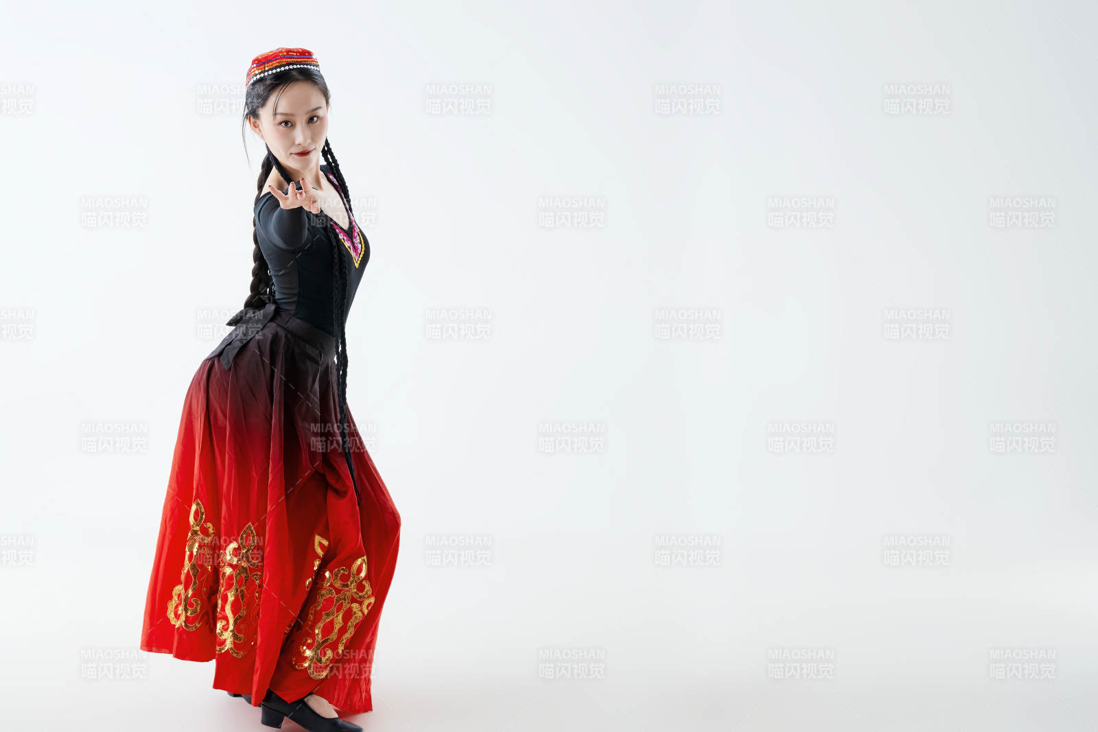 穿著新疆維吾爾族服飾跳舞的少女