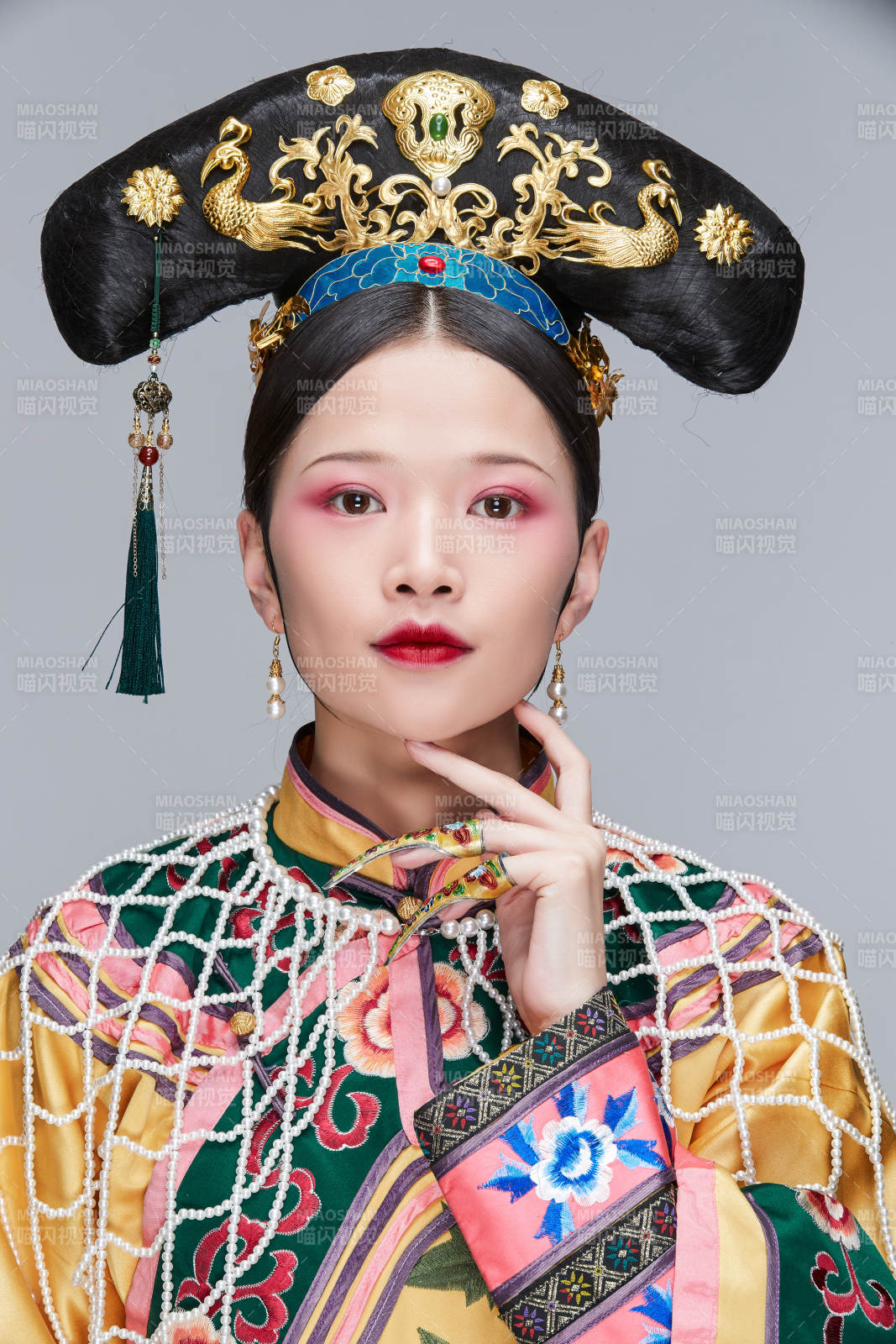 白色背景下的清代女性古裝造型清朝古裝