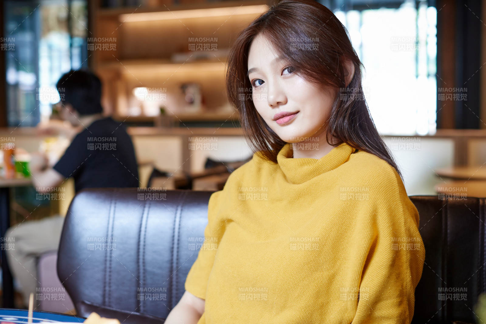 在圖書咖啡館閱讀書籍的少女