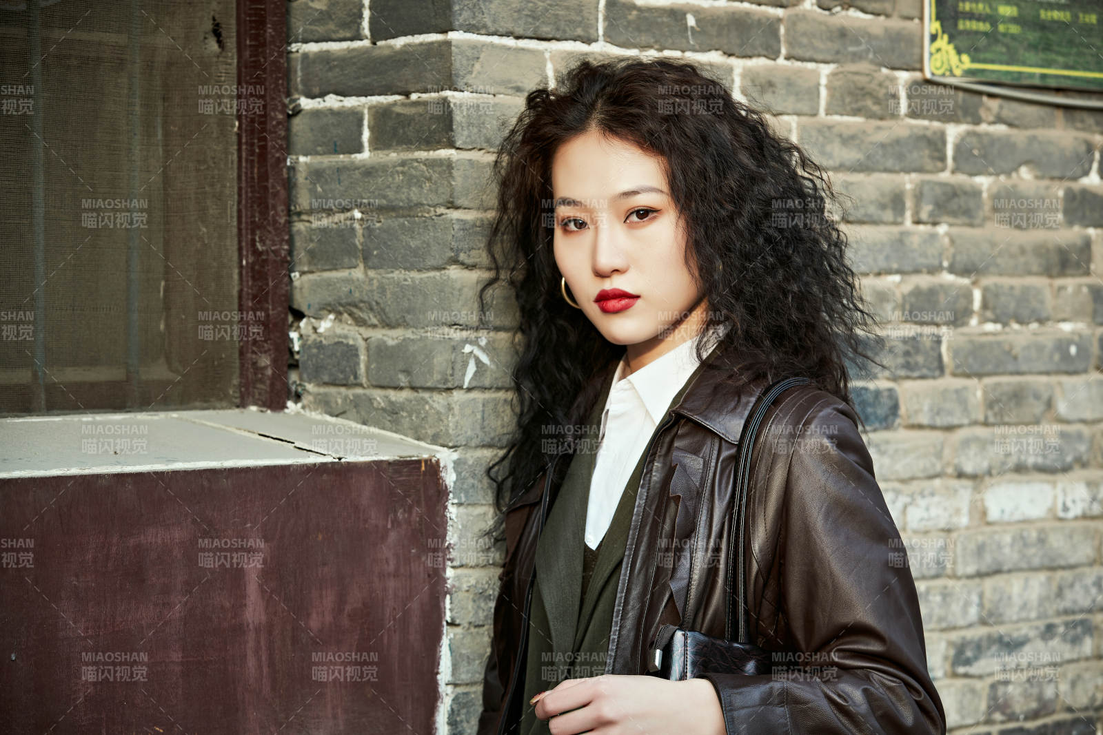 老舊城區里穿著復古港風的美麗清純少女