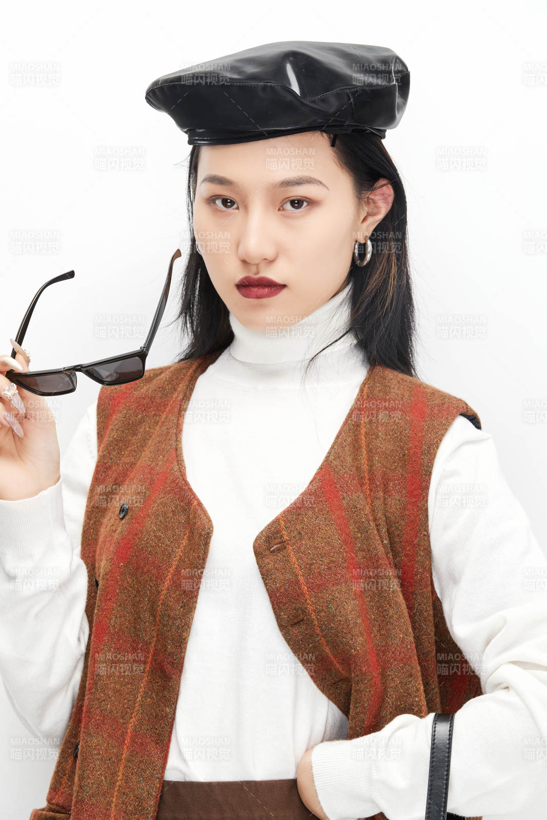 身穿復古服裝的亞洲少女人像