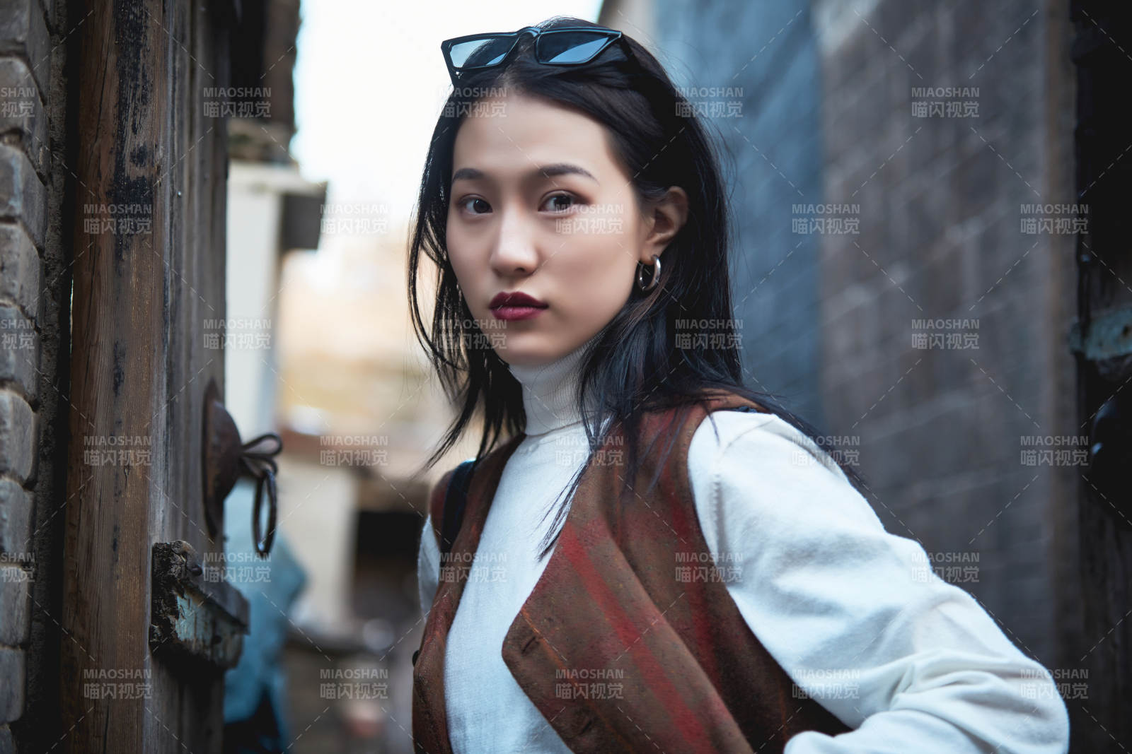 老舊城區(qū)里穿著復(fù)古港風(fēng)的美麗清純少女